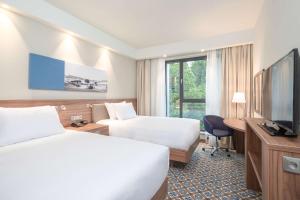 奥斯威辛Hampton by Hilton Oswiecim的酒店客房设有两张床和一台平面电视。