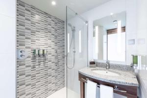 奥斯威辛Hampton by Hilton Oswiecim的带淋浴和盥洗盆的白色浴室