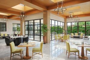 杜尚别Hilton Dushanbe的餐厅设有桌椅和窗户。