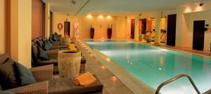 罗尔丹Doubletree By Hilton La Torre Golf Resort的酒店的大型游泳池配有椅子