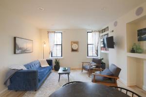 费城Large 2 BDR With Deck Hosted By StayRafa的客厅配有蓝色的沙发和桌子