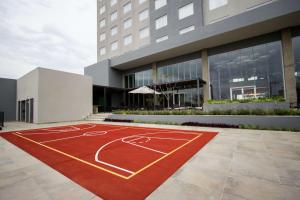 锡劳锡劳机场希尔顿惠庭套房酒店的大楼前的篮球场