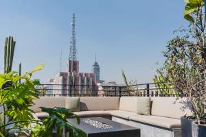 墨西哥城Umbral, Curio Collection By Hilton的屋顶的沙发,享有城市美景