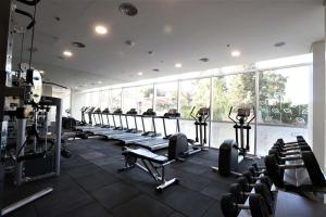 内乌肯Hilton Garden Inn Neuquen的健身房,配有一排跑步机和机器