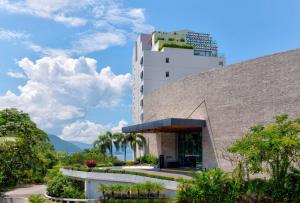 巴亚尔塔港Hilton Vallarta Riviera All-Inclusive Resort,Puerto Vallarta的上面有植物的建筑物