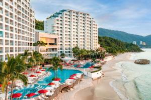 巴亚尔塔港Hilton Vallarta Riviera All-Inclusive Resort,Puerto Vallarta的享有海滩和建筑的空中景色