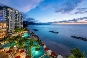 巴亚尔塔港Hilton Vallarta Riviera All-Inclusive Resort,Puerto Vallarta的日落时分酒店和海洋的空中景观