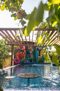 阿尔特杜尚Pousada e Restaurante Amazonia的一个带木凉亭和绘画的游泳池