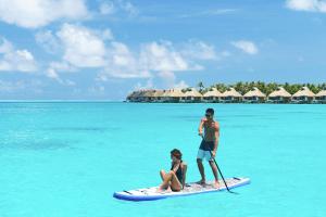 波拉波拉波拉波拉努伊康莱德度假酒店的海洋桨板上的男女