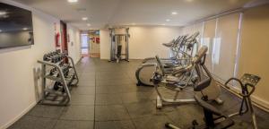 蒙得维的亚蒙得维的亚希尔顿花园酒店的健身房设有跑步机和椭圆机