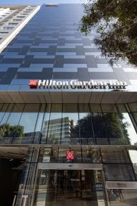 利马Hilton Garden Inn Lima Miraflores的前面有标志的建筑