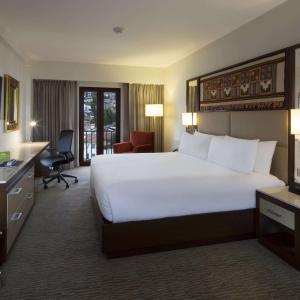 库斯科库斯科希尔顿花园酒店的酒店客房设有一张大床和一张书桌。