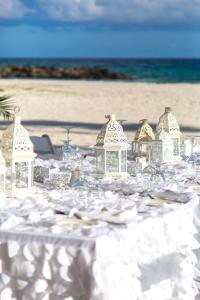 布里奇敦希尔顿巴巴多斯度假酒店 的一张桌子,上面有白色的桌布和海滩上的圆顶