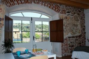 洛索亚河畔布伊特拉戈El Esquileo的厨房配有桌子和大窗户