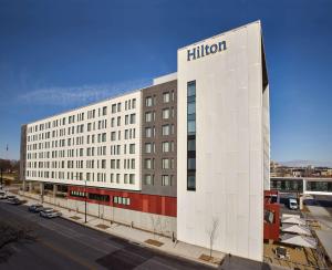 德梅因Hilton Des Moines Downtown的一座建筑的侧面有hilton标志