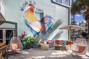 基韦斯特The Reach Key West, Curio Collection by Hilton的建筑一侧公鸡的壁画