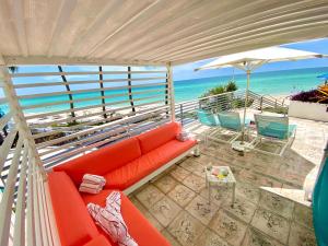 好莱坞好莱坞外交官海滩度假村 - 希尔顿Curio Collection酒店的海滩阳台的红色沙发