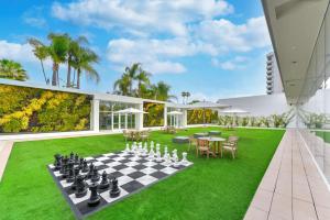 洛杉矶比佛利希尔顿酒店的房屋草坪上的室外象棋盘