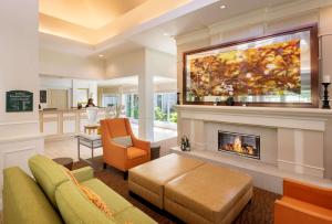 埃尔塞贡多LAX埃尔塞贡多希尔顿花园旅馆的带沙发和壁炉的客厅