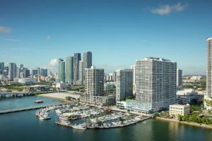 迈阿密比斯坎湾希尔顿逸林酒店的享有城市空中和码头的景色