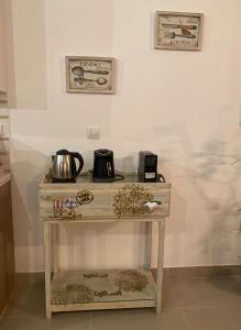 阿莱曼Marassi Marina Residences的一张小木桌,上面装有茶壶