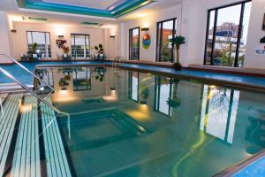 明尼阿波利斯明尼阿波利斯希尔顿酒店的一座带大型游泳池的房子中的游泳池
