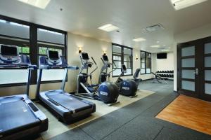 纳帕Embassy Suites by Hilton Napa Valley的一间健身房,里面设有跑步机和椭圆机
