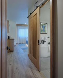 纳帕Embassy Suites by Hilton Napa Valley的浴室设有推拉门、浴缸和水槽