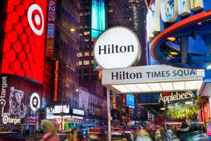 纽约Hilton New York Times Square的繁忙的城市街道,夜间交通繁忙,建筑物繁忙