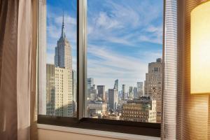 纽约Hilton New York Times Square的从窗户可欣赏到城市天际线的景色