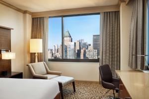 纽约Hilton New York Times Square的酒店客房的窗户享有城市美景。