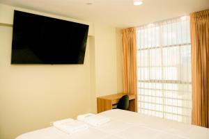 胡利亚卡Hotel California的酒店客房设有床和窗户。