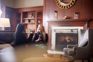 费城宾夕法尼亚希尔顿酒店的两名妇女坐在壁炉前的地板上
