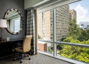 费城宾夕法尼亚希尔顿酒店的办公室设有书桌、镜子和窗户
