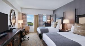 费城宾夕法尼亚希尔顿酒店的酒店客房设有两张床和电视。