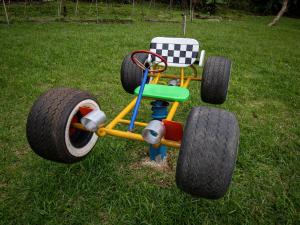 蒙泰韦尔德哥斯达黎加森林花园度假屋的草上带大轮子的玩具车