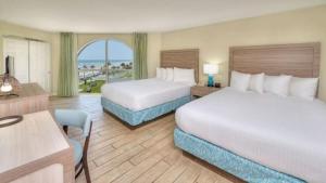 代托纳海滩加勒比会议中心度假酒店的酒店客房设有两张床,享有海景。