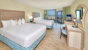 代托纳海滩加勒比会议中心度假酒店的酒店客房设有两张床和电视。