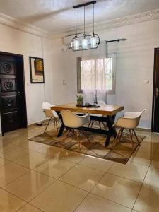 雅温得Roswell Luxury Properties Yaoundé - Quartier FOUDA的一间带桌椅的用餐室