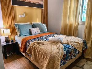 雅温得Roswell Luxury Properties Yaoundé - Quartier FOUDA的一间卧室配有一张带蓝色枕头的大床