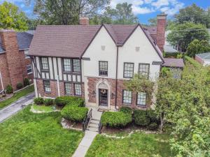 Grosse Pointe ParkMansion with Pub in Basement的房屋的空中景致