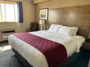 林伍德林伍德美国最佳价值酒店的一间酒店客房,房内配有一张大床