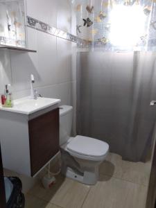 卡马萨里Casa do Sossego Guarajuba Barra do Jacuípe的浴室配有卫生间、盥洗盆和淋浴。