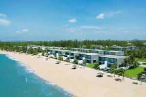后川PLAYA Villa in Sanctuary Resort - 100m from Private Beach - New 2023的海滩上的度假村的空中景致