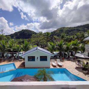 鲍巴鲍巴海滩酒店的一个带游泳池和棕榈树的度假村