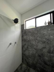 巴尼奥斯Brand new Holiday Villa - 3 bedroom 4 bathroom的一间带大型淋浴和窗户的浴室
