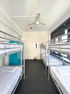 悉尼唐宁旅舍的一间设有几张双层床的客房