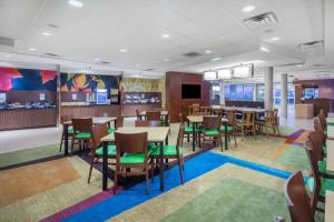 布卢姆斯堡Fairfield Inn & Suites by Marriott Bloomsburg的餐厅内带桌椅的用餐室