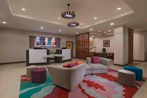 圣萨尔瓦多圣萨尔瓦多万豪费尔菲尔德酒店 的客厅配有沙发和桌子