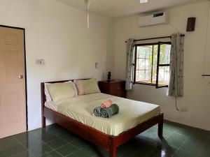 Sere KundaBoli Boli Guesthouse的一间卧室,配有一张带袋子的床